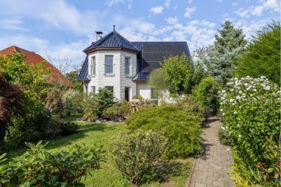 Wohnen im Traumhaus mit wunderschöner Gartenoase, Kachelofenkamin und Solarstromanlage