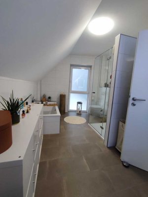 Modernes 3-Raum-DG Wohnung mit Dachterrasse und Gartenmitbenutzung, EBK vorhanden