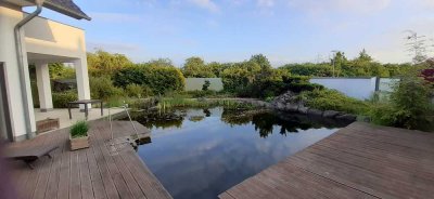 Exklusives Traumhaus mit Schwimmteich in ruhiger Feldrandlage, aber dennoch stadtnah