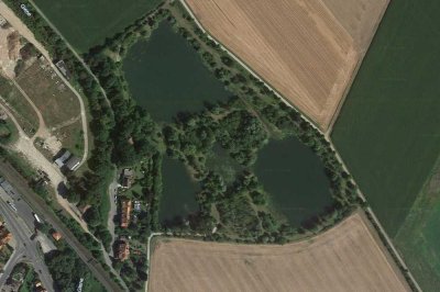 Naturnahes Wohnen direkt am "See": RMH mit schönem Garten und Gartenteich