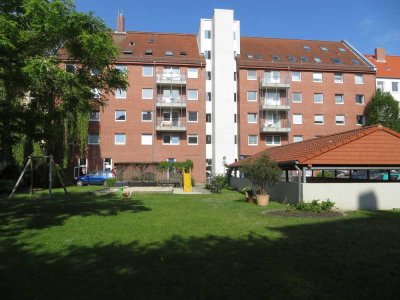 Südstadt: Helle Wohnung mit Fahrstuhl, Süd-West-Balkon, Einbauküche, Parkett, 2 Bäder