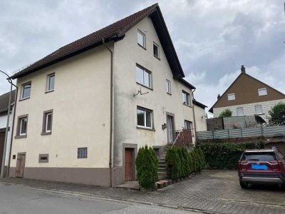 Zweifamilienhaus mit zwei Eigentumswohnungen