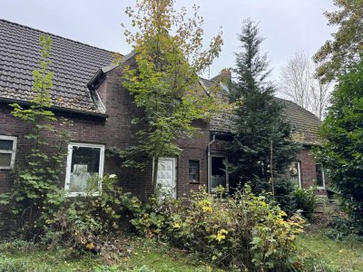 Alleinlage, sanierungsbedürftiges Haus mit Pferdeställen, 1419m2 Eigentum, 6km Zentrum WHV