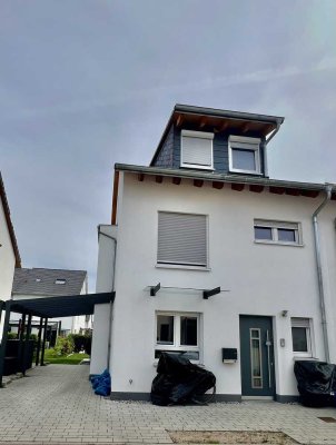 Neue moderne 6-Zimmer-Doppelhaushälfte für eine Familie in einem Umfeld für Familien in Ladenburg