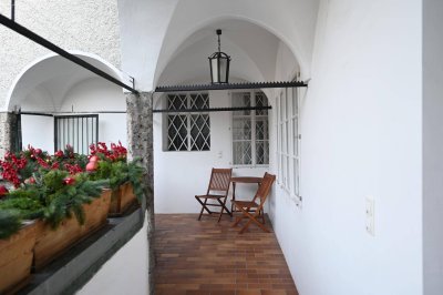 SALZBURGER ALTSTADT | 2‑Zimmer-Luxusappartment mit Komplettmöblierung und Arkadenterrasse in historischem Altbau