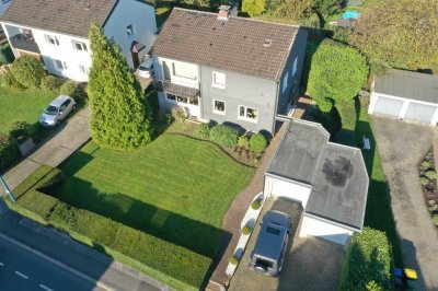 Wunderschönes Zweifamilienhaus mit großem Garten und 2 Garagen