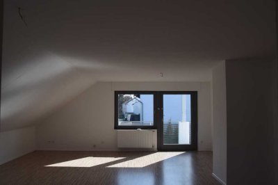 Helle 3 Zimmer Dachgeschosswohnung, 107 qm, mit Balkon und Einbauküche in Hahnheim.