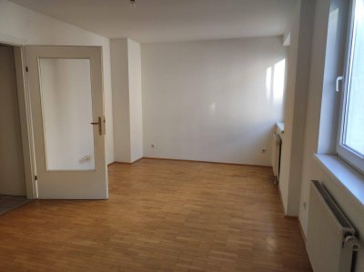 Sehr freundliche, frisch sanierte Wohnung fürs Solo Wohnen