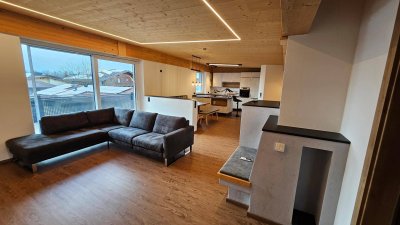 3-Zimmer-Penthouse-Wohnung mit Balkon, Terrasse und Einbauküche in Radfeld, möbliert