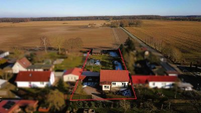 Massives Einfamilienhaus, Feldrandlage, Doppelcarport, West-Terrasse & vollmöblierter Ferienbungalow