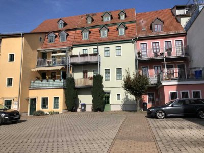 Sehr schöne 3-Raum-Wohnung im 1. OG mit großem Balkon, EBK + Pkw-Stellplatz am Apoldaer Markt