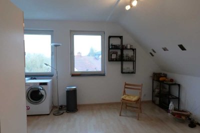 Ruhige und helle 2-Zimmer-Dachgeschosswohnung mit schöner Aussicht am Stadtrand