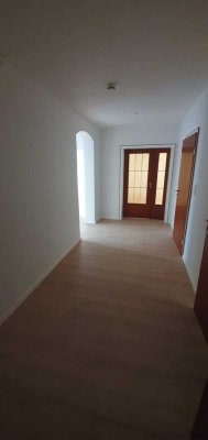 Helle 4 Zimmerwohnung mit Balkon