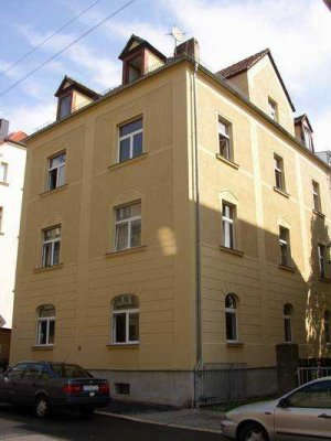 zentrumsnahe 5-Raum-Wohnung - Balkon mit direktem Zugang zum eigenen Gartenanteil + 2 Stellplätzen