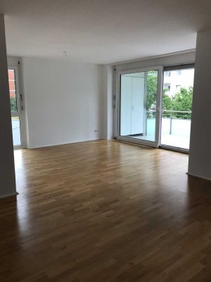 Gut geschnittene 4 Zimmer Wohnung mit großer Terrasse