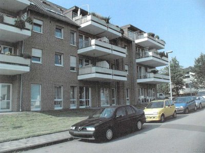 Zwei-Zimmer-Wohnung mit Balkon im 1. OG mit TG-Stellplatz - leerstehend.