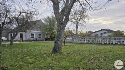 Traumhaftes Eckgrundstück mit 2 Einfahrten und sanierungsbedürftigem Haus