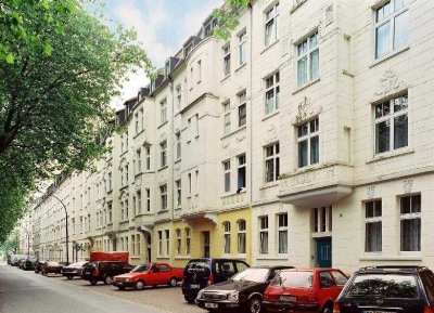 Großzügige Altbauwohnung in ruhiger Seitenstraße am nördlichen Rand der City!