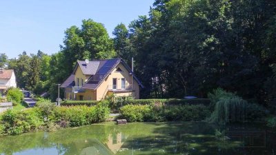 Haus am See: Einmaliges Anwesen mit modernem 2010er EFH mit Erdwärme, PV und See in Eckersdorf!