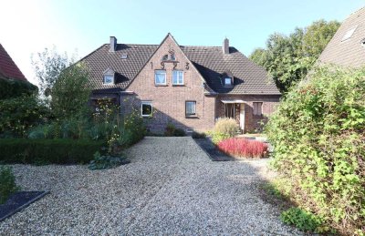 Zweifamilienhaus mit Garten und zwei Garagen in Heinsberg - Randerath