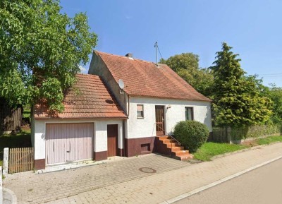 Kl. Wohnhaus mit Garage auf ca. 1200 m² Grundfläche in 86688 Marxheim-OT!