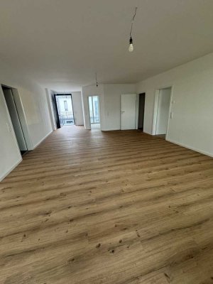 Erstbezug nach Sanierung: schöne 3-Zimmer-Wohnung mit Einbauküche und Balkon in Neustadt