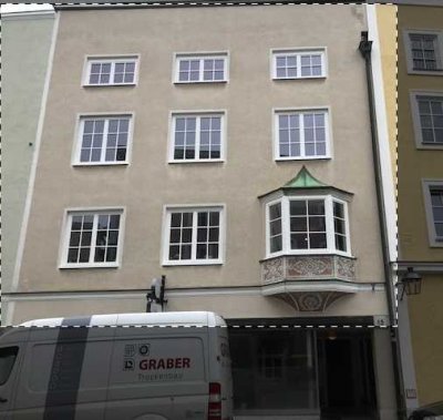 Erstbezug nach Sanierung: Ansprechende 2-Zimmer-Wohnung mit EBK und Balkon in Trostberg