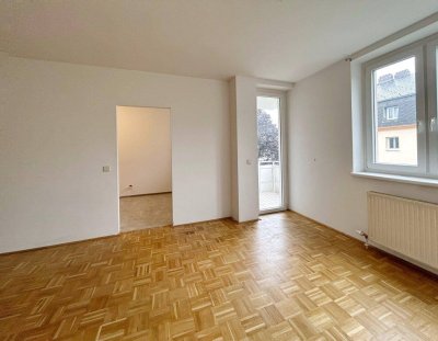 HELLE 3 ZIMMER MIETWOHNUNG MIT BALKON UND PARKPLATZ