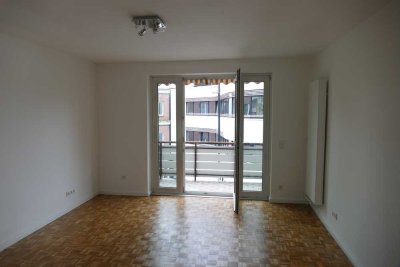 Sanierte 3 Zimmer Wohnung, MITTEN in Eppendorf, Einbauküche und Südbalkon. Telefon: 0176-20430291