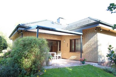 Walmdach-Bungalow mit Vollkeller und Doppel-Carport