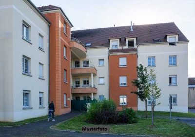 Mehrfamilienhaus und Baugrundstücke