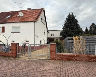 ***Zweifamilienhaus auf großem Grundstück in ruhiger Lage***