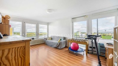 Großzügige, helle 2-Zimmer-Wohnung mit Weitblick & umlaufendem Balkon im sanierten Mehrfamilienhaus