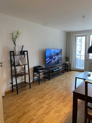 Geschmackvolle Wohnung mit zwei Zimmern sowie Balkon und EBK in Düsseldorf ab Juli verfügbar