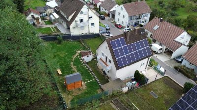 Freistehendes Einfamilienhaus mit großem Garten, Balkon, 2 Terrassen und Einzelgarage