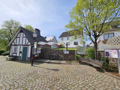 Einfamilienhaus mit Nebengebäude und Doppelgarage KiTA und Grundschule fußläufig