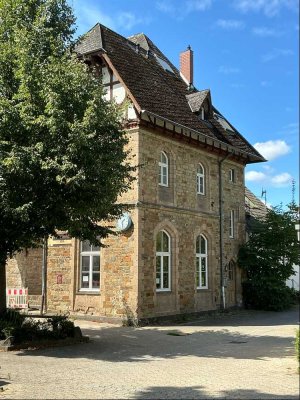 Geräumige Wohnung in altehrwürdigem Gebäude!