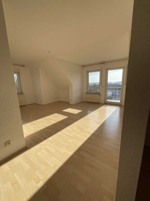 helle 2 Zimmer Wohnung mit Küche, Balkon, Keller und TG-Parkplatz