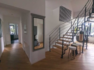 Stilvolle, möblierte 4,5-Raum-Maisonette-Wohnung mit Kamin, eigenem Garten, Dachterrasse und Balkon