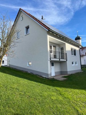 Neu renoviertes Einfamilienhaus mit Doppelgarage und Garten