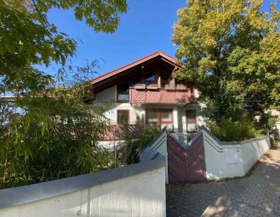 Traumhafte, renovierte 3-Zimmer-Dachgeschosswohnung mit Ausblick & Balkonen im Herzen Grabenstätts