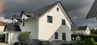 Preiswertes, neuwertiges 5-Zimmer-Haus mit gehobener Innenausstattung in Colmberg