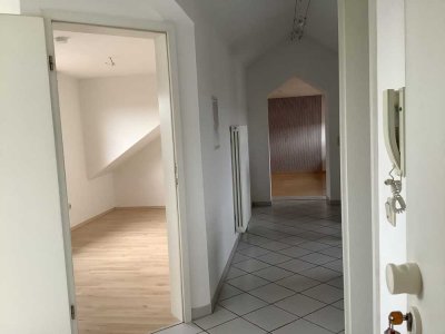 von privat: gepflegte 4-Zimmer-DG-Wohnung mit Loggia und EBK in Sinsheim