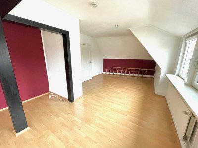 Exklusive 3-Zimmer-Dachgeschosswohnung mit EBK in Bremen-Findorff - renoviert und ohne Makler