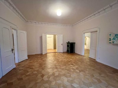 großzügige 5-Zimmer-Altbau-Wohnung mit Stuck und Balkon - München-Schwabing