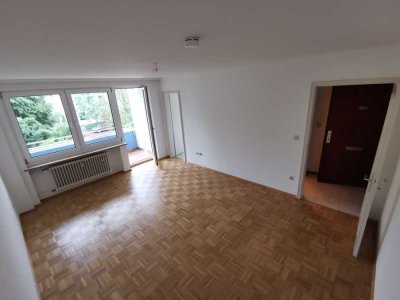 Helle Ein Raum Wohnung mit Südbalkon und Einbauküche in München Moosach