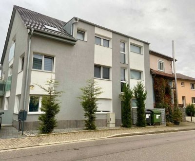 gemütliche neuwertige Wohnung mit 4-Zimmern