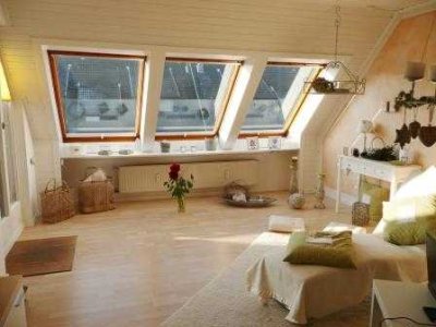 Stilvolle, modernisierte 3-Zimmer-Dachgeschosswohnung mit Balkon und Einbauküche in Ellerau