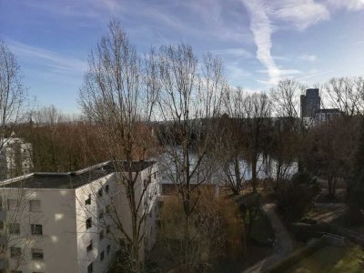 helle 1 ZWG, Balkon mit Aussicht und moderner Einbauküche in Stuttgart