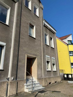 Schoene , 2 Zimmer Wohnung mit Badewanne / ruhige Sackgassenlage( renoviert)